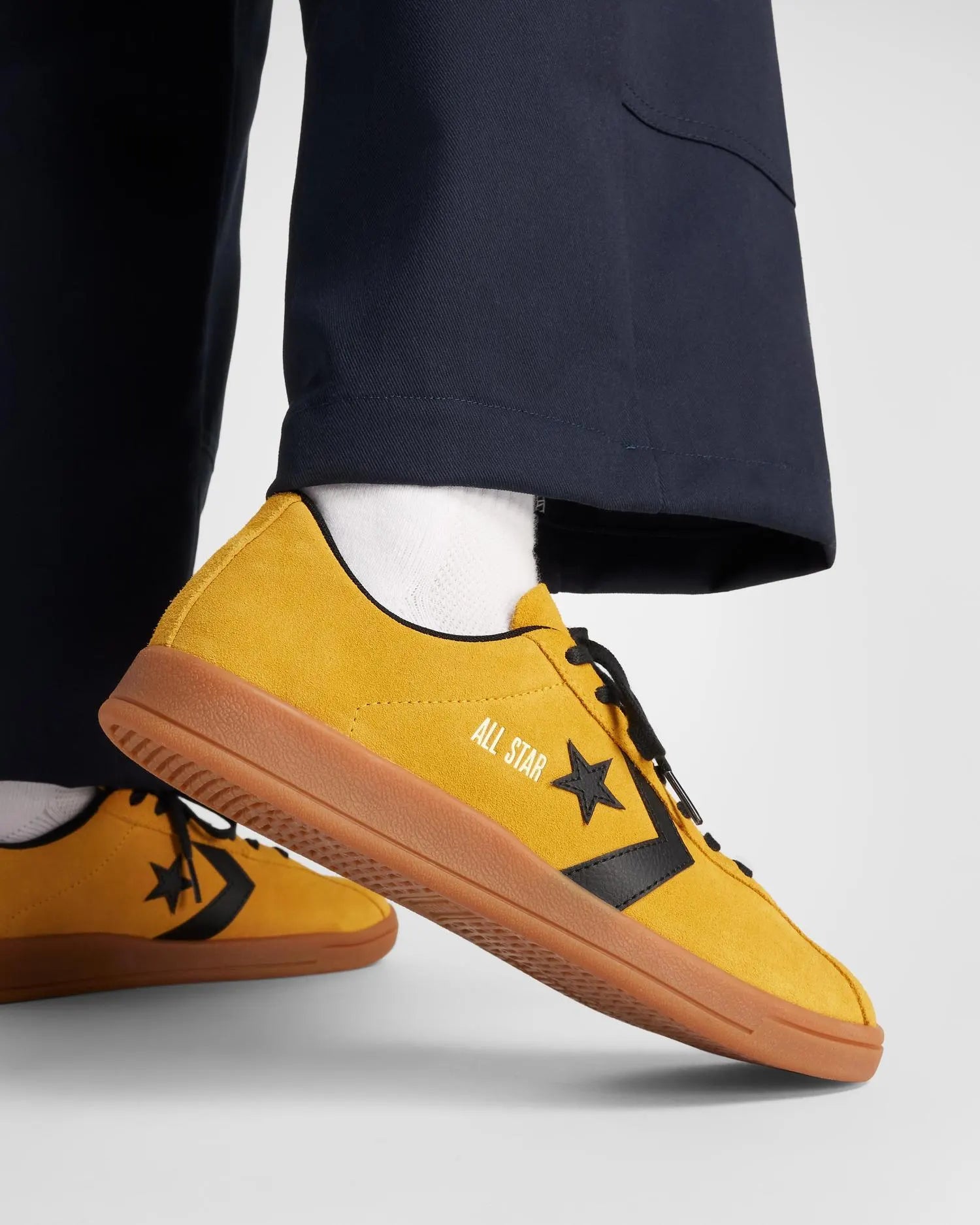 Unisex Converse All Star Classic Trainer Suede Shoes Yellow / Black